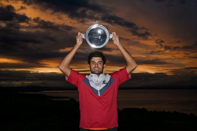 Eugenio López Chacarra posa con el trofeo de campeón del St Andrews Bay Championship