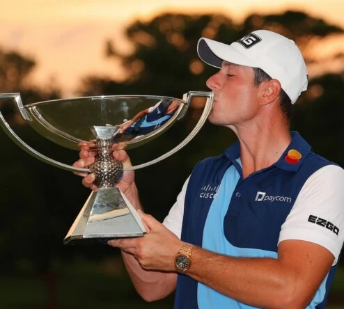 Viktor Hovland besa el trofeo de campeón de la FedEx Cup del PGA Tour