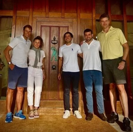 Rafa Nadal y Pau Gasol, con Carmen, Javier y Miguel, los hijos de Seve