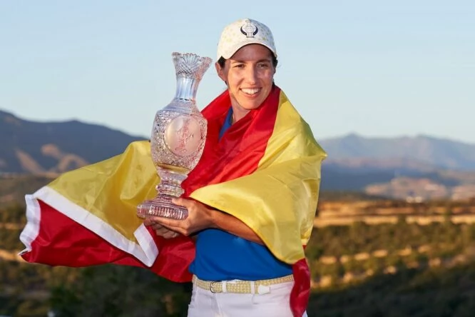 Carlota Ciganda posa con el trofeo de la Solheim Cup y la bandera de España en Finca Cortesín