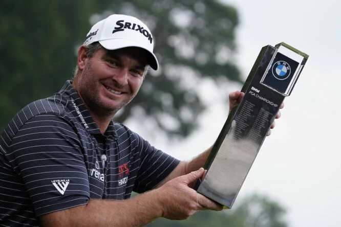Ryan Fox posa con el trofeo de campeón del BMW PGA Championship
