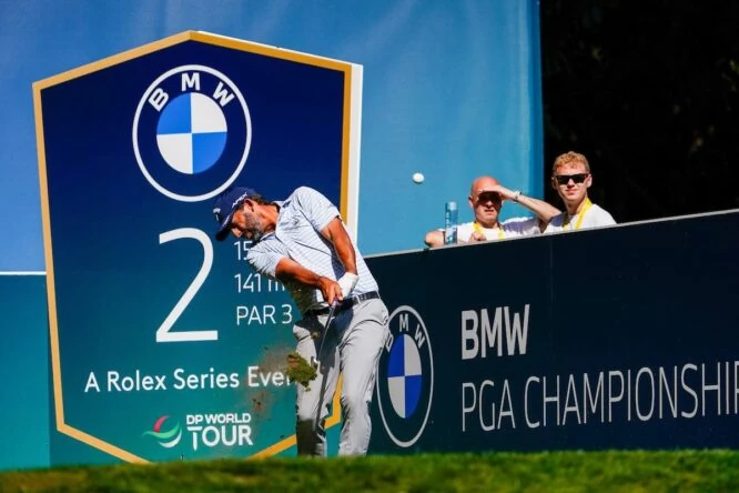 Pablo Larrazábal pega su golpe de salida en el hoyo 2 de Wentworth en la primera ronda del BMW PGA Championship