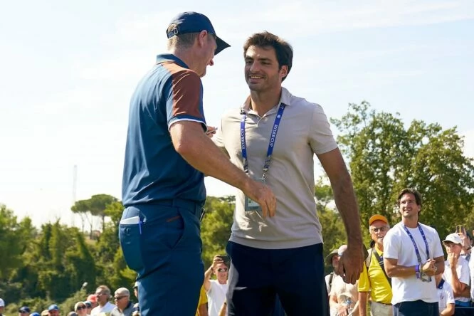 Carlos Sainz y Justin Rose se saluda en la Ryder Cup de Roma