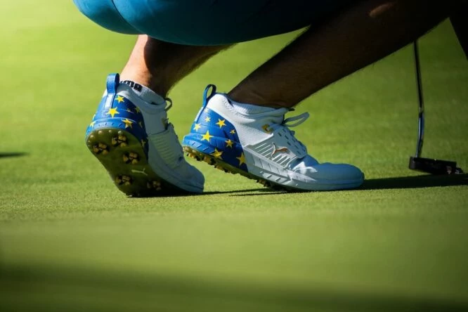 Detalles de los zapatos con los colores de la bandera de Europa de Viktor Hovland.