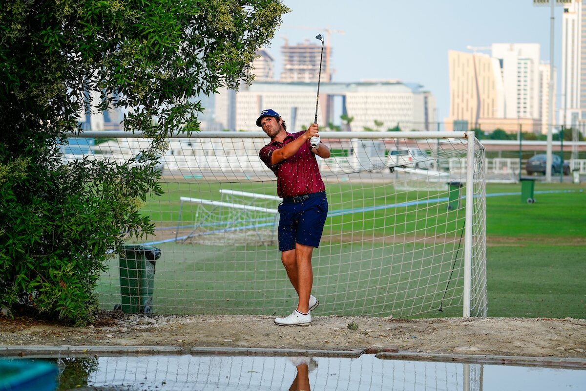 Nacho Elvira en el hoyo 15 del Doha Golf Club durante la tercera jornada del Commercial Bank Qatar Masters 2023. © Golffile | Fran Caffrey