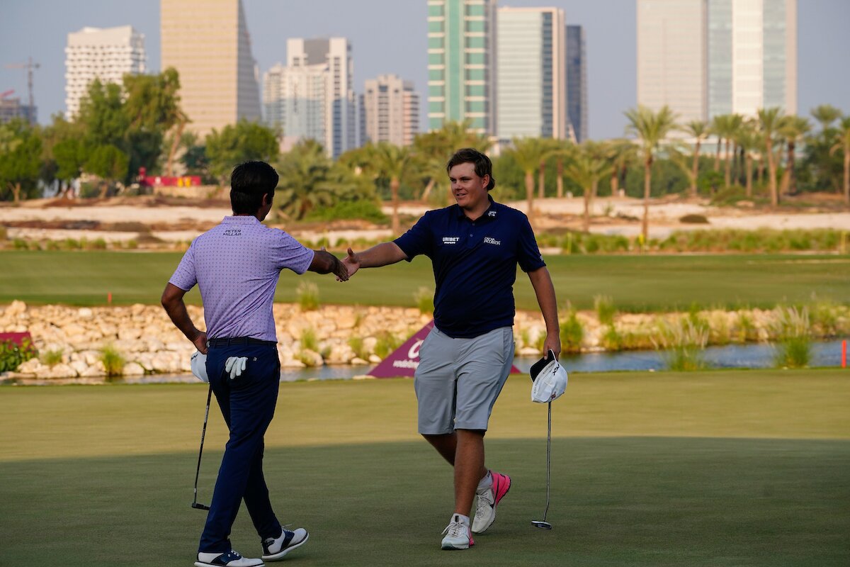 Jorge Campillo y Sami Valimaki en el green del 18 del Doha Golf Club tras el desempate final en el Commercial Bank Qatar Masters 2023. © Golffile | Fran Caffrey