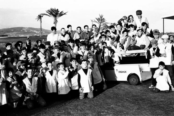 Grupo de caddies en los primeros años del Real Club de Golf Sotogrande. © Real Club de Golf Sotogrande