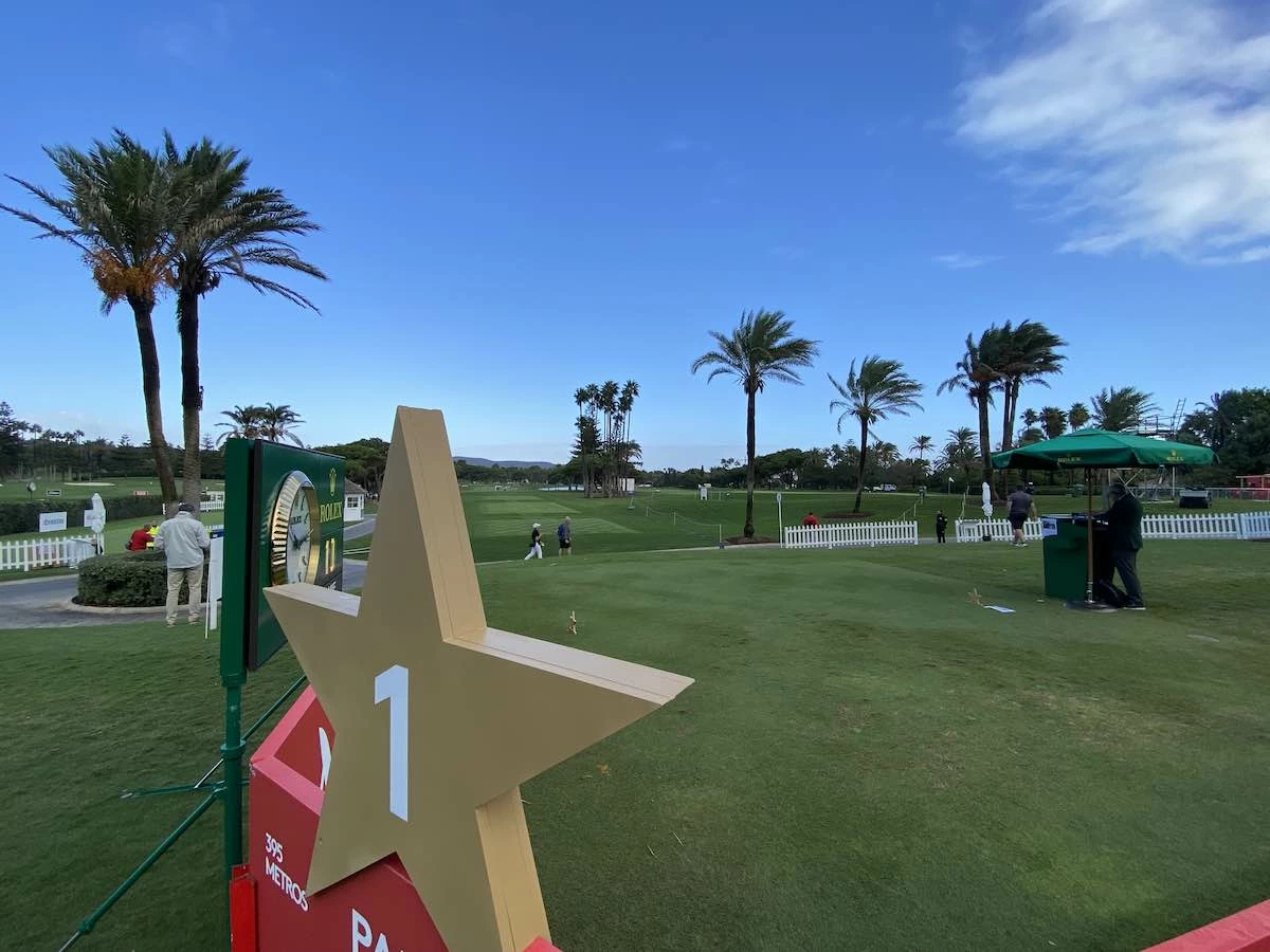 estrelladammviernes23buena El tee del hoyo 1 del Estrella Damm Andalucía Masters este viernes