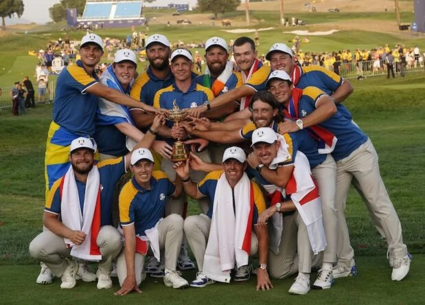 El equipo europeo posa con el trofeo de la Ryder Cup 2023. © Golffile | Fran Caffrey