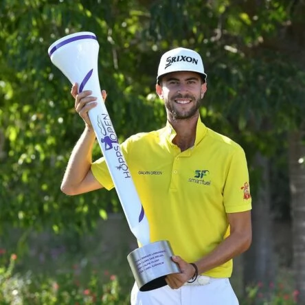 Lucas Vacarisas posa con el trofeo de campeón del Hoops Open de Provence del Challenge Tour.