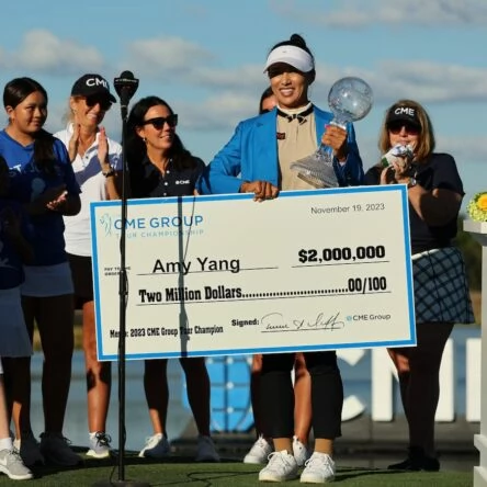 Amy Yang, con el trofeo y el cheque © LPGA