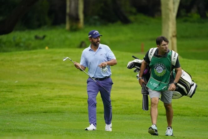 Pablo Larrazábal, junto a su caddie, Raúl Quirós, en el Nedbank Golf Challenge 2022. © Golffile | Eoin Clarke