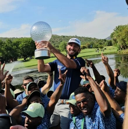 Max Homa celebra su victoria en el Nedbank con los voluntarios del torneo y el trofeo.