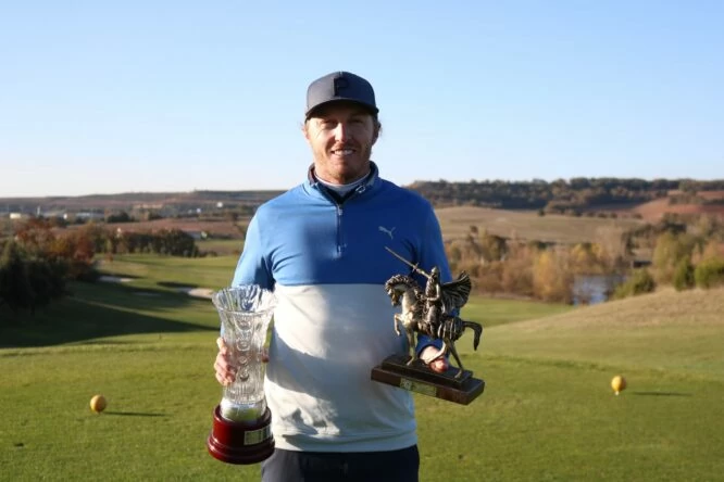 Jacobo Pastor posa con los trofeos de ganador de la Gran Final PGA Saldaña y del Orden de Mérito del circuito.