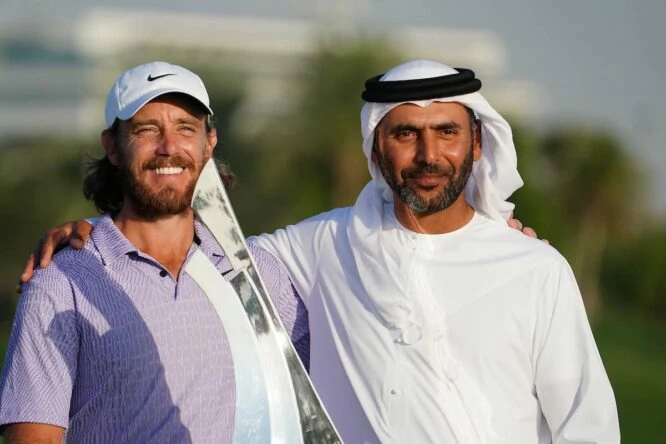 Tommy Fleetwood posa con el trofeo de campeón del Dubai Invitational junto a Abdullah Naboodah.