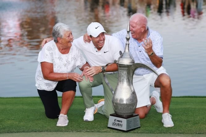 Rory McIlroy celebra la victoria en Dubai junto a sus padres y el trofeo.