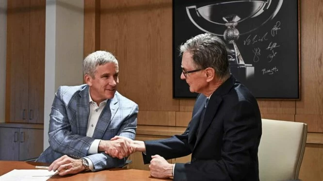 Jay Monahan, PGA Tour, y John W. Henry, de Fenway Sports , firman el acuerdo.