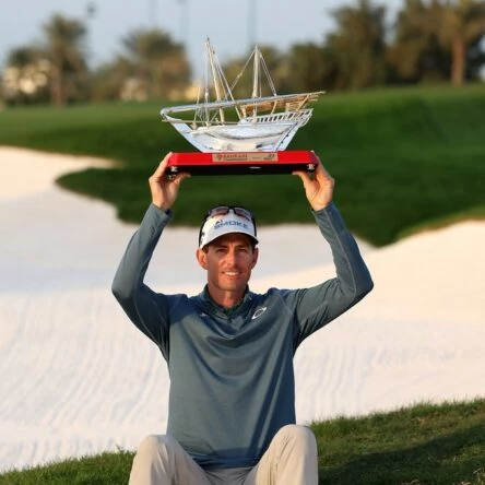 Dylan Frittelli posa con el trofeo de ganador de Bahrain Championship. © Twitter DP World Tour