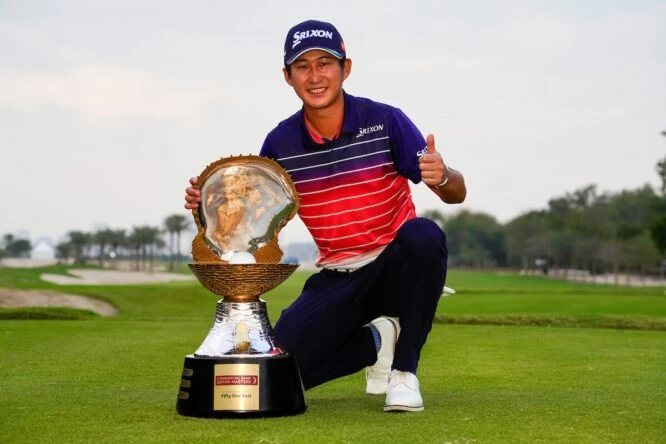 Rikuya Hoshino posa con el trofeo de ganador del Commercial Bank Qatar Masters 2024. © Golffile | Fran Caffrey