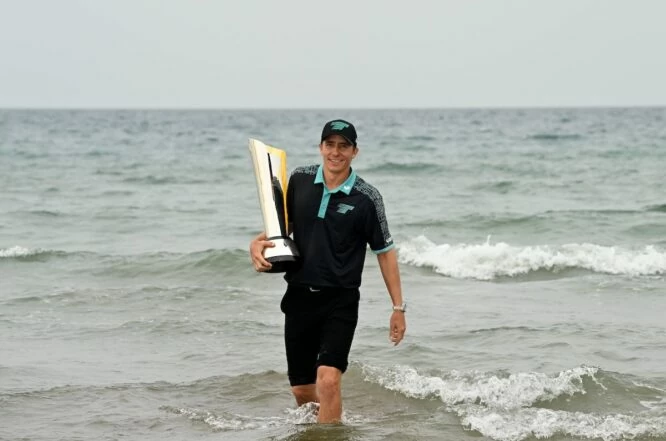 Carlos Ortiz sale del mar con el trofeo del International Series de Omán.