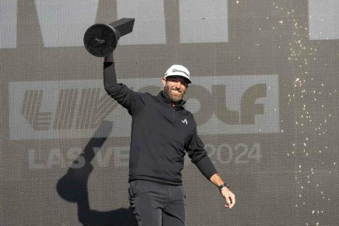 Dustin Johnson posa con el trofeo en la entrega de premios del LIV Golf Las Vegas.