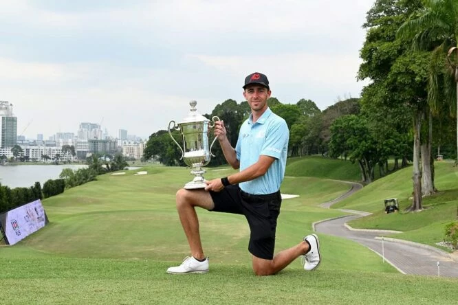 David Puig, con el trofeo de campeón del Open de Malasia.