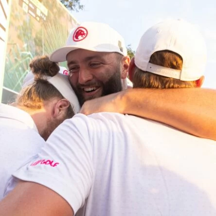 Jon Rahm se abraza a Surratt y Vincent tras ganar el torneo por equipos en Mayakoba.