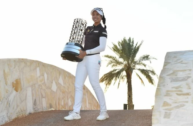 Patty Tavatanakit posa con el trofeo de campeona del Aramco Saudi Ladies International.