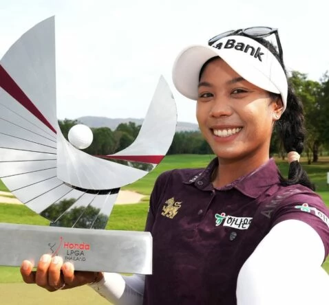Patty Tavatanakit posa con el trofeo de campeona del Honda LPGA Thailand.