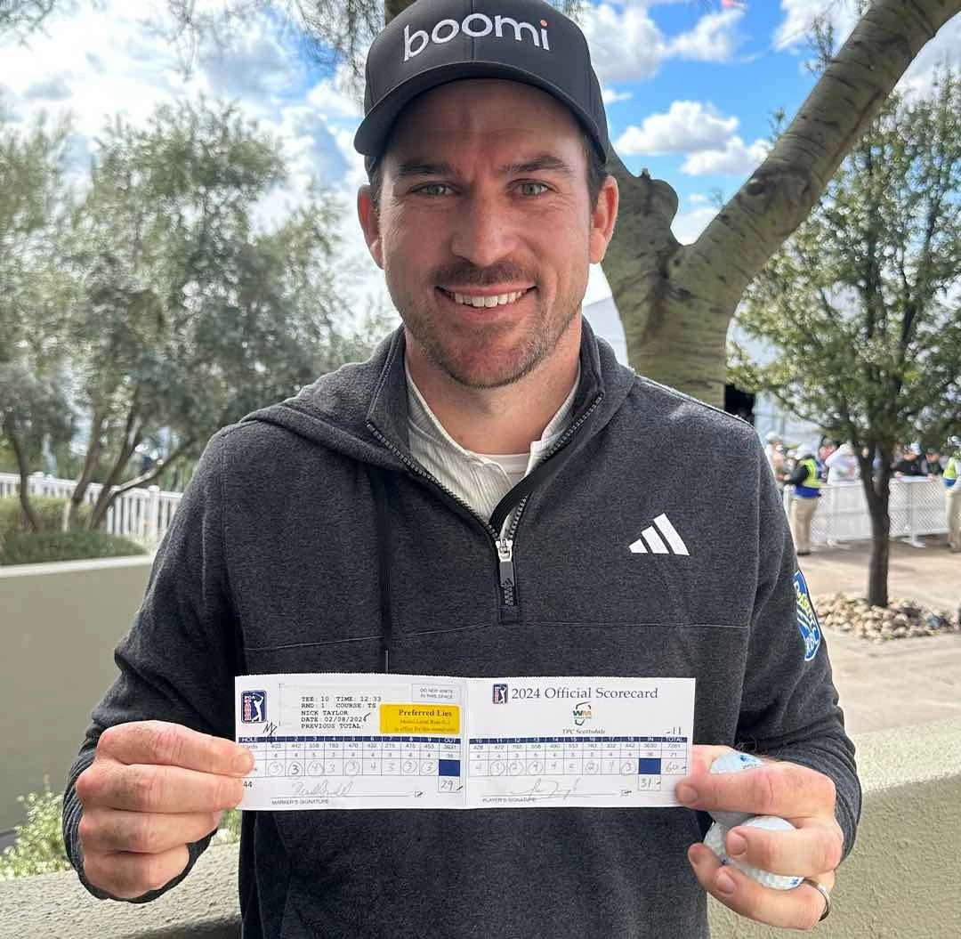 taylor60phoenix24 Nick Talor enseña su tarjeta de 60 golpes este viernes en el TPC Scottsdale.
