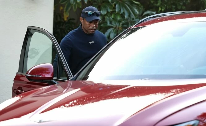 Tiger Woods se sube al coche cedido por el torneo para abandonar Riviera tras su retirada este viernes. © Michael Owens/Getty Images