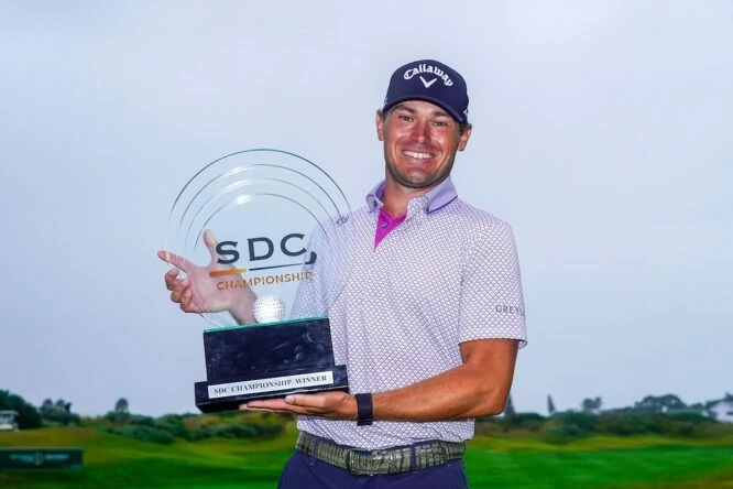 Jordan Gumberg posa con el trofeo de ganador del SDC Championship 2024. © Golffile | Thos Caffrey