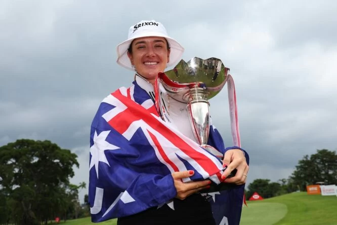 Hannah Green posa con el trofeo de campeona y la bandera de Australia en Singapur.