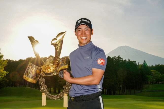 Yuto Katsuragawa poses with the ISPS Handa Championship 2024 winner's trophy. © Golffile | Fran Caffrey