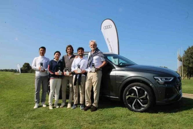 Las parejas ganadoras del Audi quattro Cup en el Real Club de Golf El Prat posan con sus trofeos.