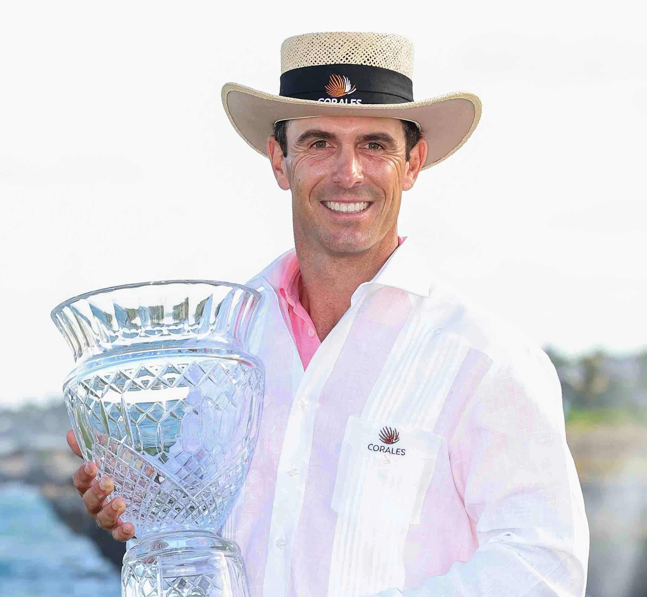 horschelganacorales24buena Billy Horschel posa con el trofeo de campeón del Corales Puntacana Championship.