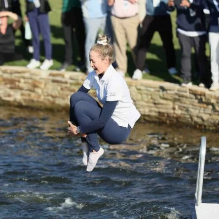 Nelly Korda protagonizó este domingo el tradicional salto al lago de la campeona del Chevron.