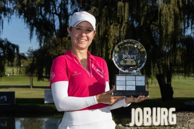 Chiara Tamburlini posa con el trofeo de campeona del Joburg Open. © LET