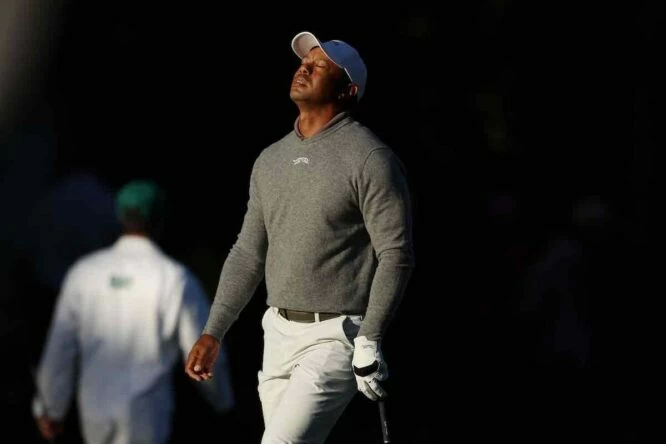 Tiger Woods se lamenta tras pegar su segundo golpe en el hoyo 14 este viernes por la mañana.