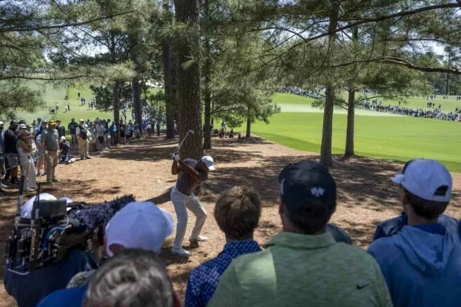 Tiger Woods pega su segundo golpe en el hoyo 9 de Augusta en la segunda ronda del Masters.