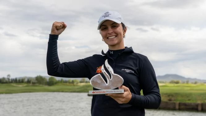 María Herráez posa con el trofeo de campeona del Santander Golf Tour Girona.