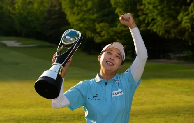 Hyo-Joo Kim, con el trofeo © LET