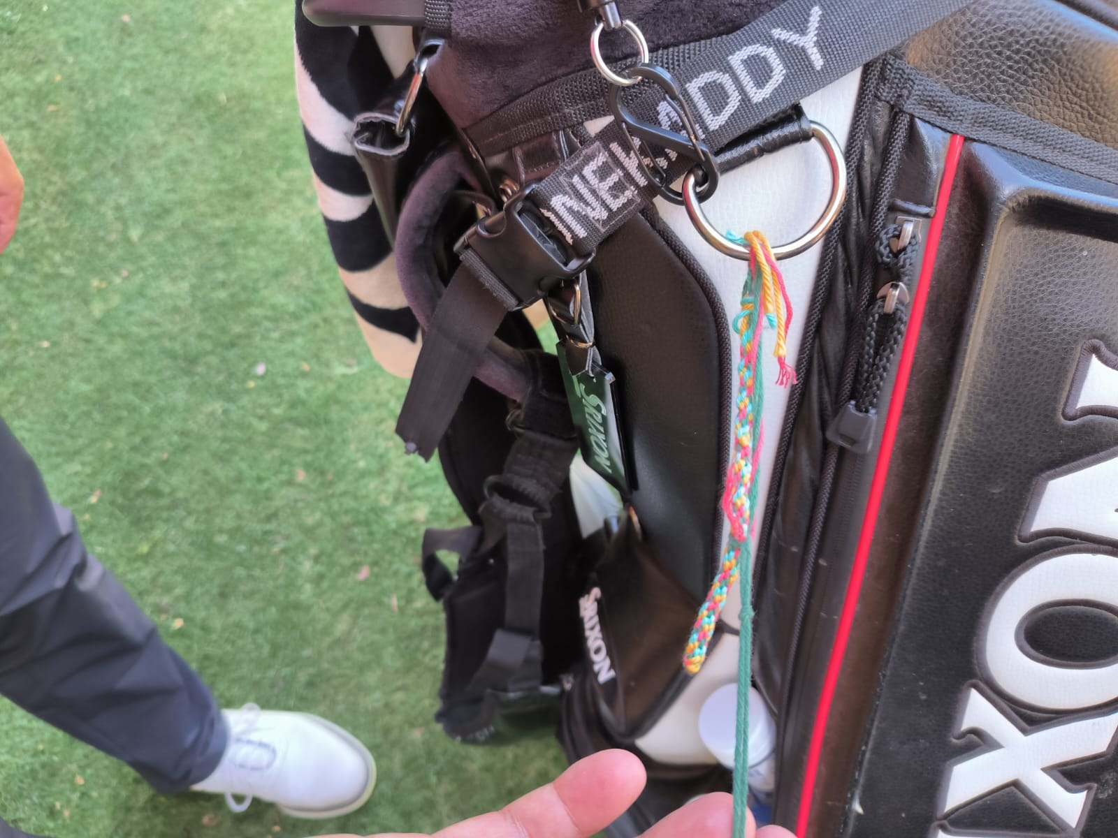 La pulsera que le ha regalado una niña a Alfredo García Heredia.