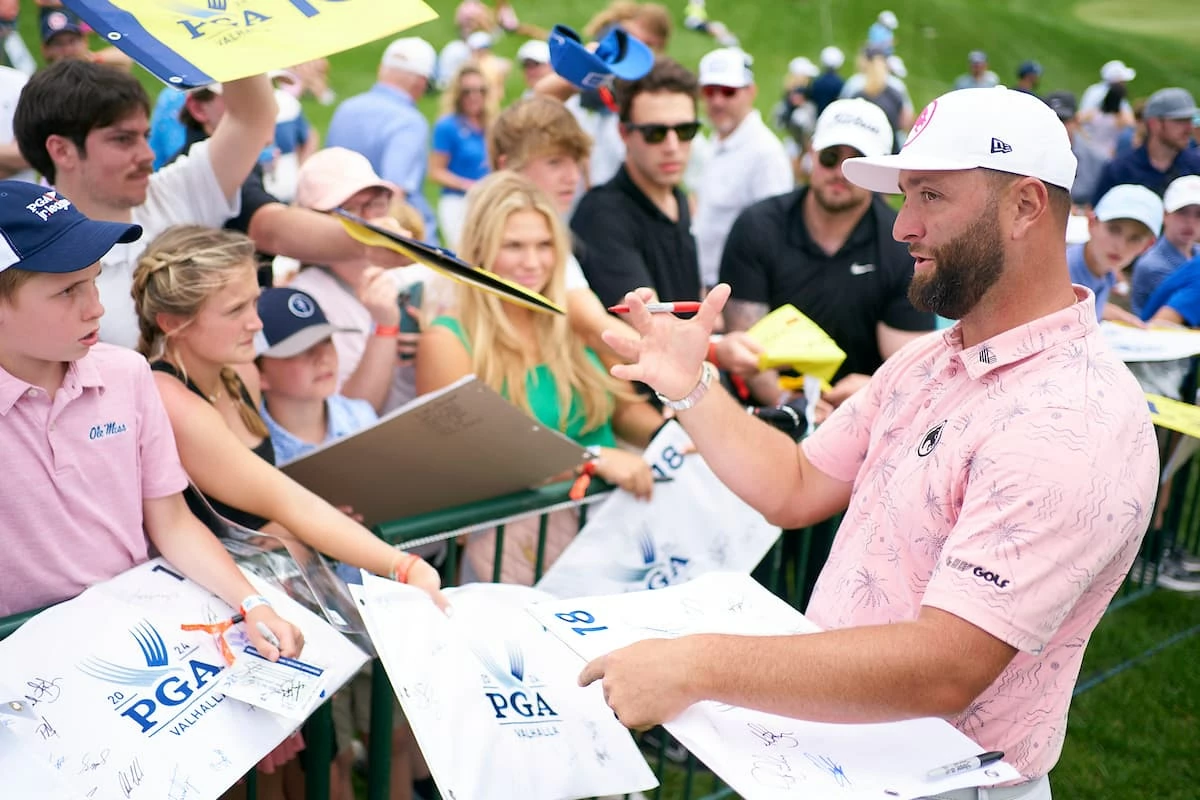 Jon Rahm firma autógrafos en Valhalla © Pedro Salado/CAPTURASPORT Jon Rahm firma autógrafos en Valhalla © Pedro Salado/CAPTURASPORT