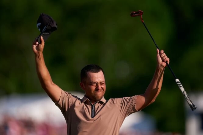 Xander Schauffele celebra en el green del hoyo 18 su victoria en el PGA Championship.