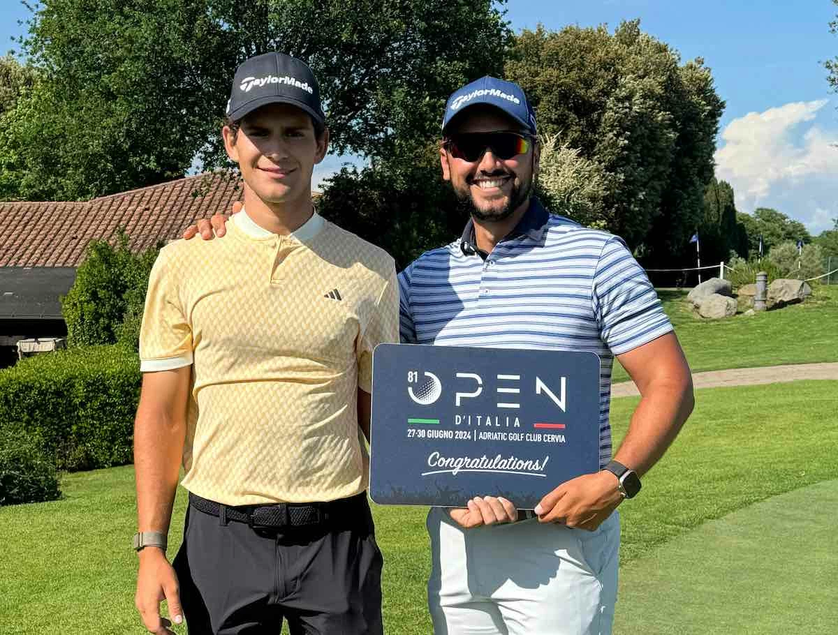 ayoraochoaitalianopen24 Ángel Ayora posa con Juan Ochoa y la invitación para el Open de Italia.