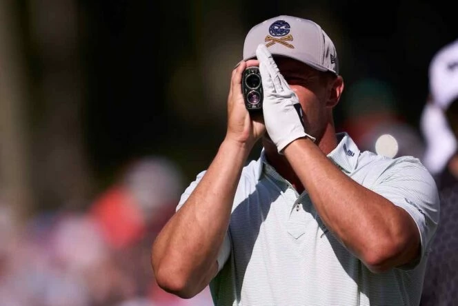 Bryson DeChambeau mide la distancia durante la preparación de un golpe en la tercera ronda del PGA Championship.