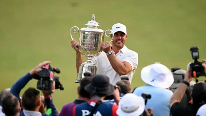 Brooks Koepka, con el trofeo del PGA Championship © PGA de América