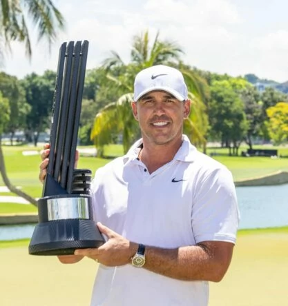 Brooks Koepka posa con el trofeo de campeón del LIV Golf de Singapur.