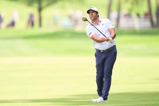 Adrián Otaegui pega el segundo golpe en el hoyo 16 en la primera jornada del PGA Championship.